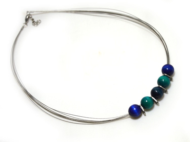 naszyjnik-z-niebieskimi-koralikami