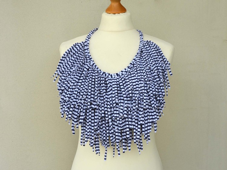 bialo-granatowy-naszyjnik-ze-sznurka