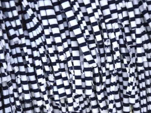 naszyjnik-w-bialo-granatowe-paski