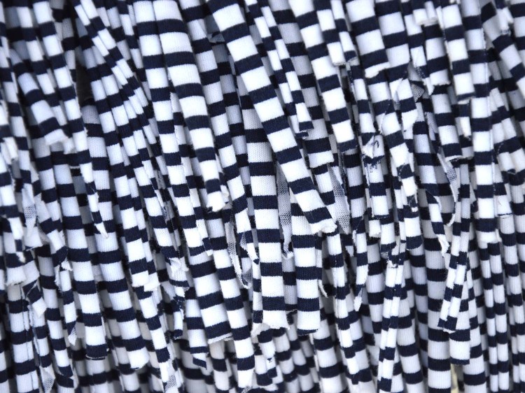 naszyjnik-w-bialo-granatowe-paski