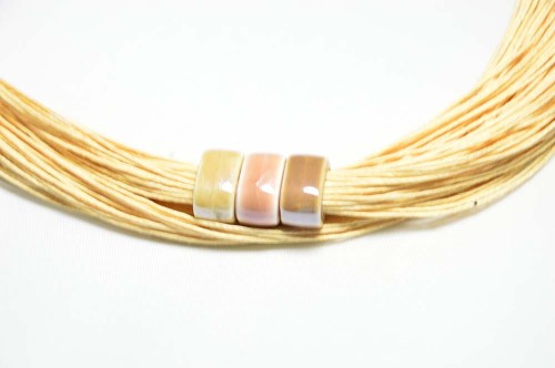 kremowy-naszyjnik-ze-sznurka-z-koralikami