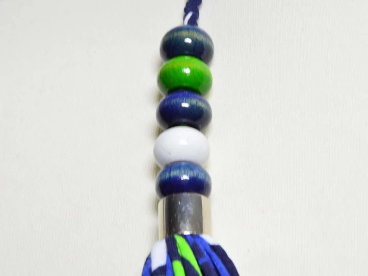 naszyjnik-z-materialu-z-koralikami-drewnianymi