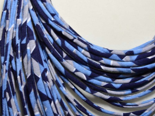 granatowy-naszyjnik-sznurkowy