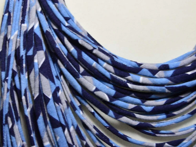 granatowy-naszyjnik-sznurkowy