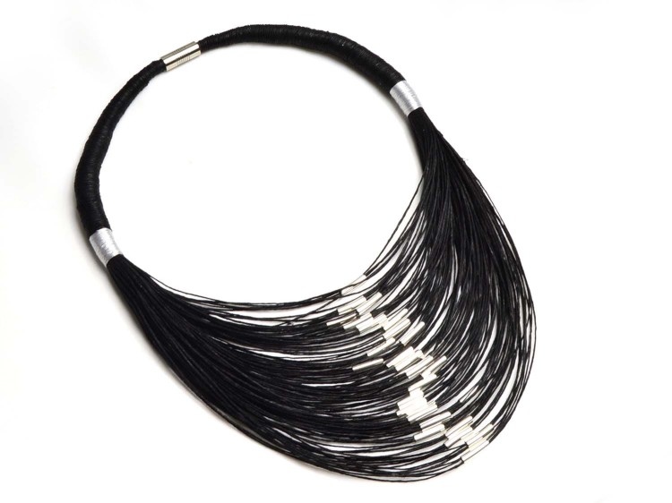 stopniowany-naszyjnik-lniany-ze-srebrnymi-rurkami