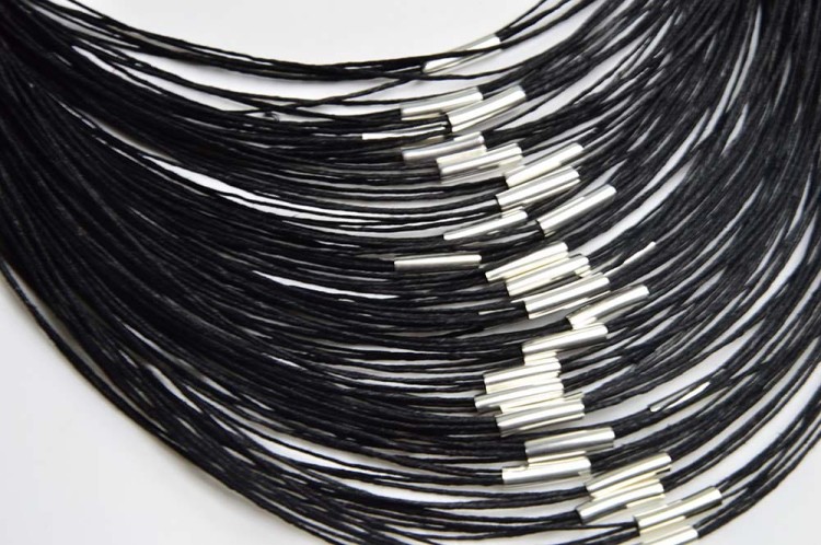 czarny-naszyjnik-z-lnu-i-metalowych-rurek