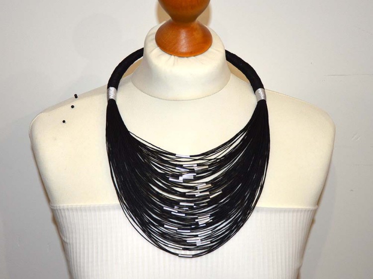 sznurkowy-naszyjnik-czarny-ze-srebrnem