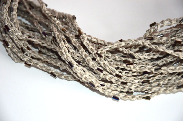 sznurkowy-naszyjnik-z-koralikami