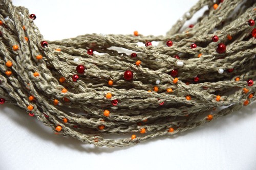 naszyjnik-z-lnu-i-koralikow