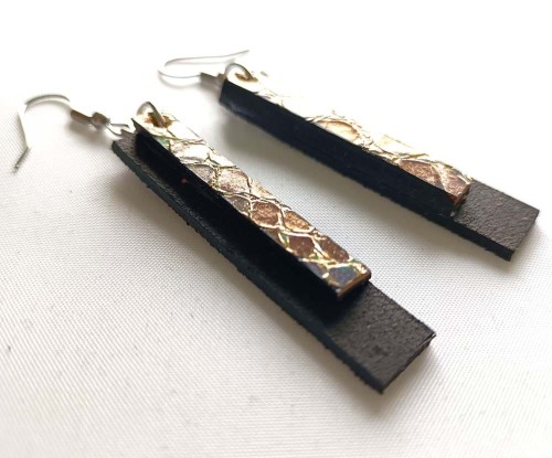 skorzane-kolczyki-z-hologramem