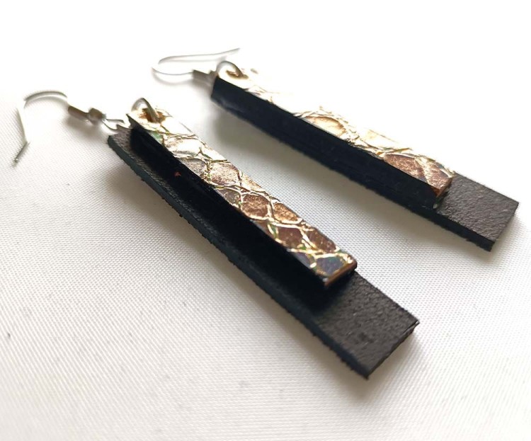 skorzane-kolczyki-z-hologramem