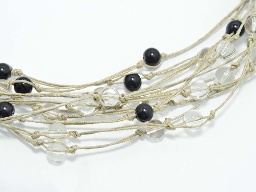 sznurkowy-naszyjnik-z-koralikami