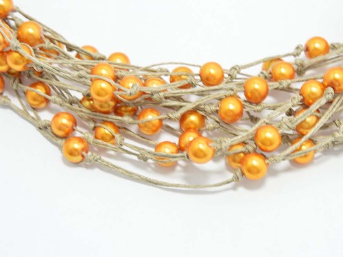 sznurkowy-naszyjnik-ze-zlotymi-koralami