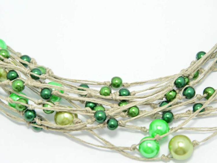 naszyjnik-z-zielonymi-perelkami