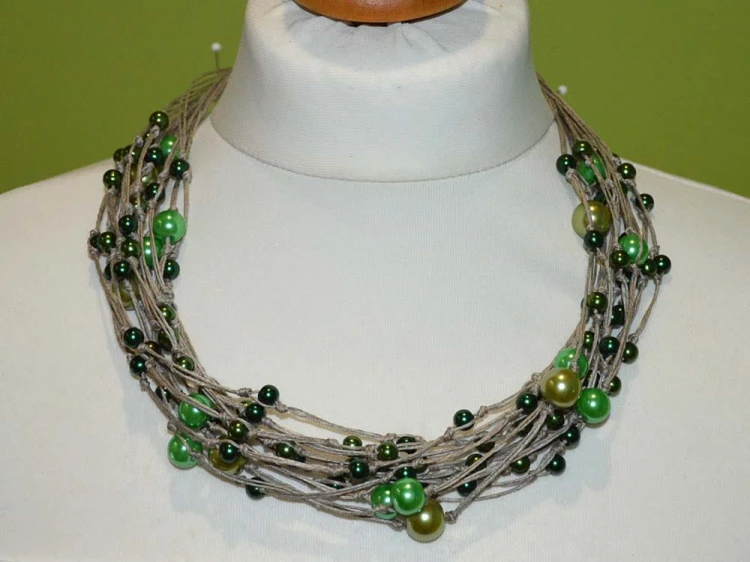 naszyjnik-ze-sznurka-z-koralikami-zielony