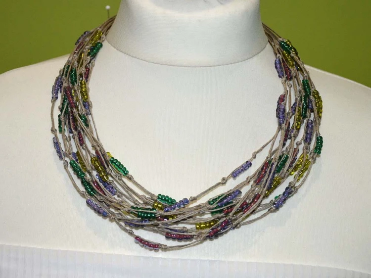 sznurkowy-naszyjnik-z-koralikami