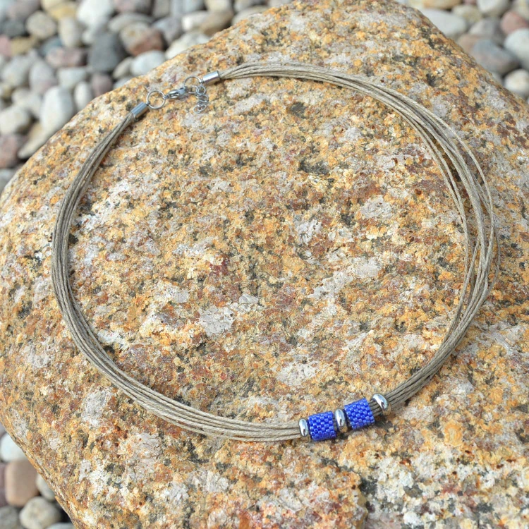 Niebieski-naszyjnik-ze-sznurka