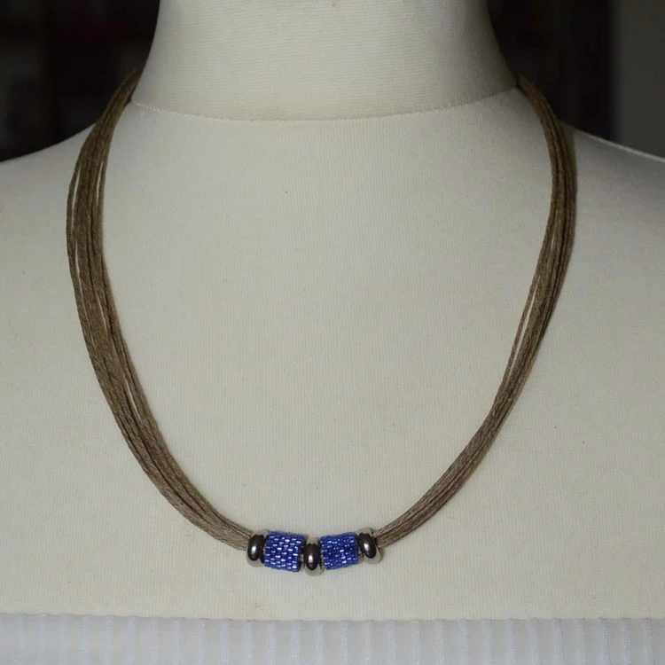 sznurkowy-naszyjnik-z-koralikami-niebieski