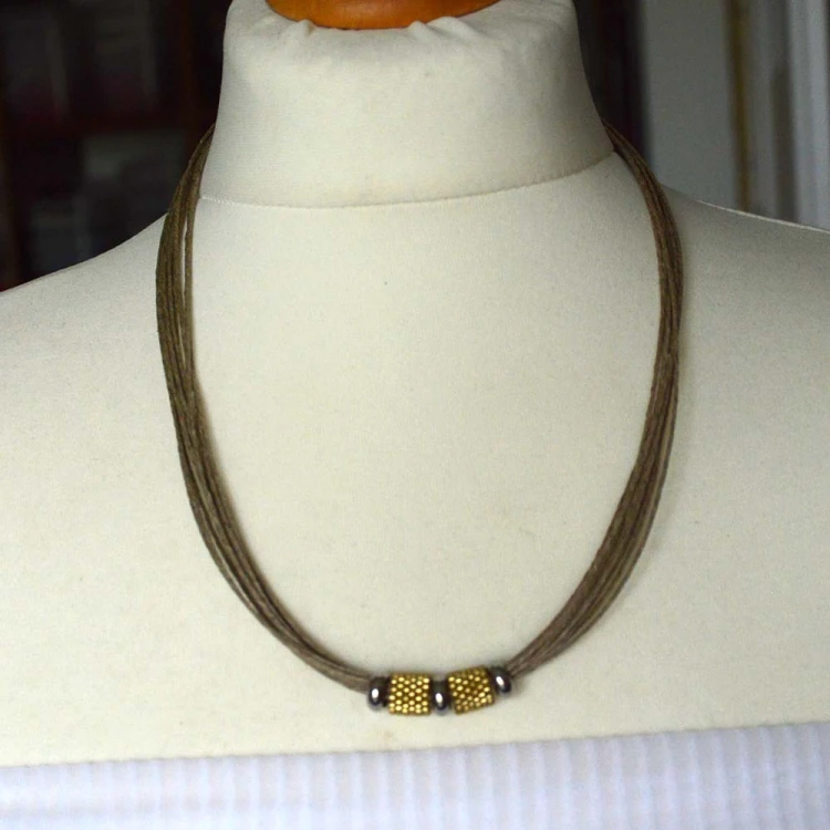 naszyjnik-lniany-ze-zlotymi-koralikami-szklanymi