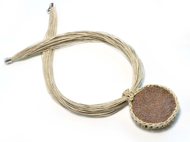 naszyjnik-lniany-z-brazowa-zawieszka