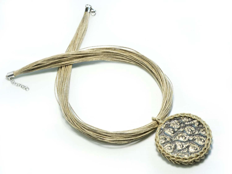 naszyjnik-lniany-ze-zlotawa-zawieszka