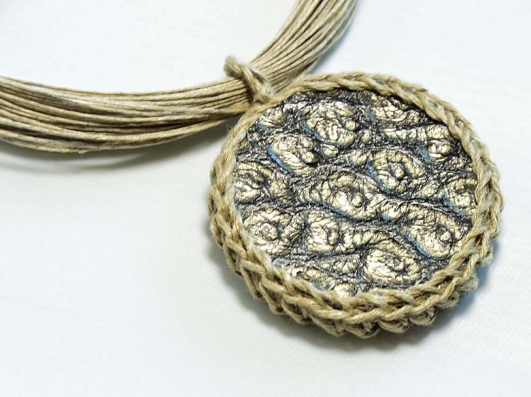 naszyjnik-lniany-z-czarno-zlota-zawieszka