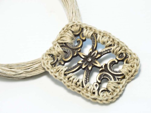 naszyjnik-lniany-z-metalowa-zawieszka