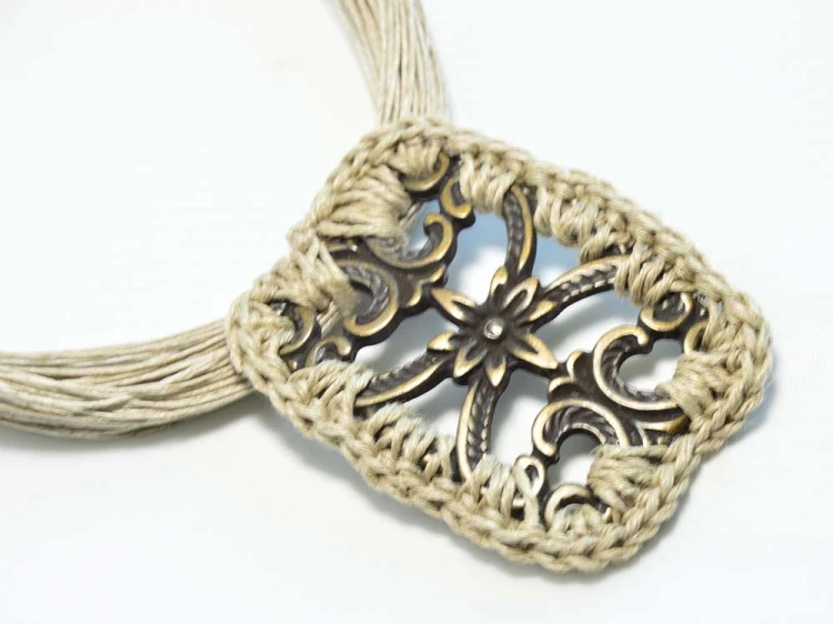 naszyjnik-lniany-z-metalowa-zawieszka