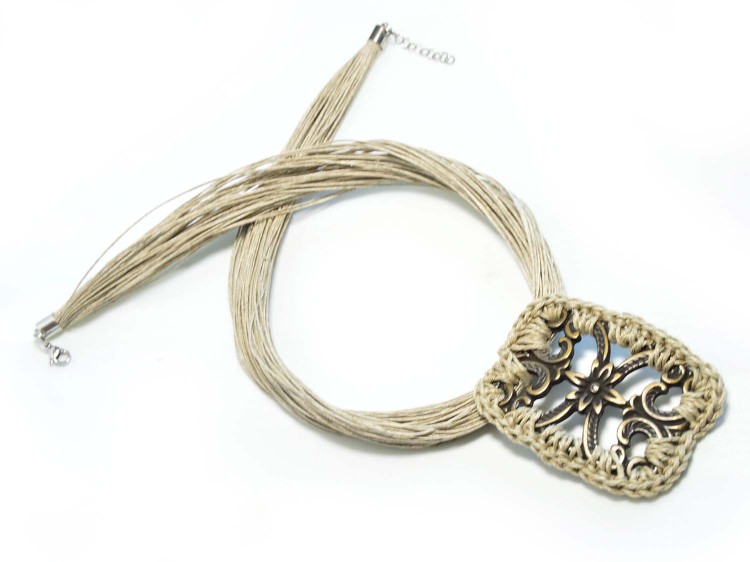 naszyjnik-lniany-z-metalowa-ozdoba
