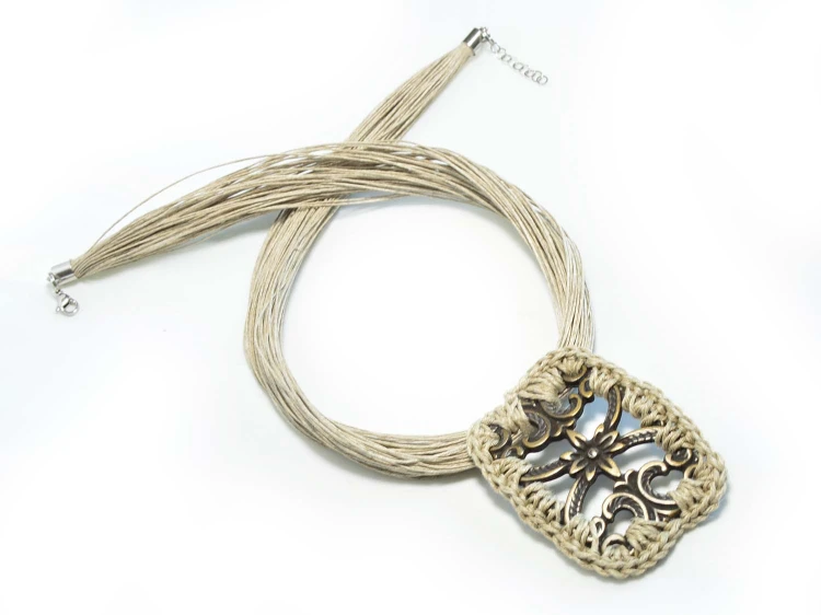 naszyjnik-ze-sznurka-z-azurowa-zawieszka