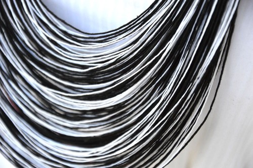 sznurkowy-naszyjnik-czarny-z-bialym