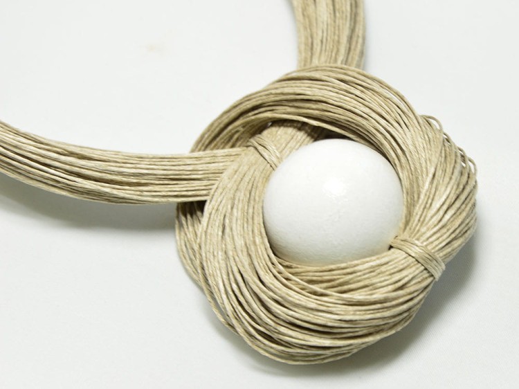 naszyjnik-ze-sznurka-z-biala-kulka