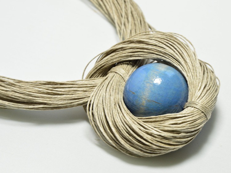 naszyjnik-ze-sznurka-z-niebieska-kulka