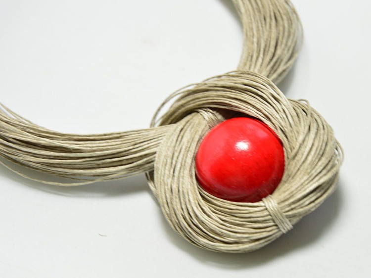 naszyjnik-ze-sznurka-z-czerwona-kulka
