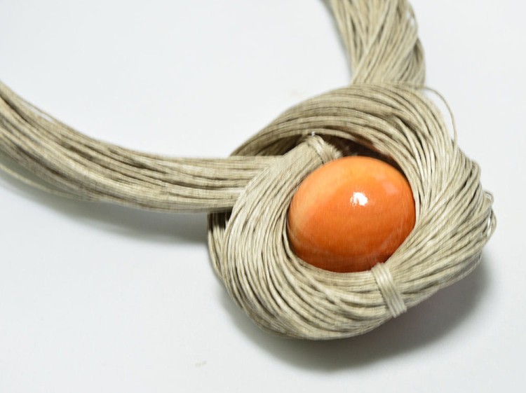 naszyjnik-ze-sznurka-z-brazowa-kulka