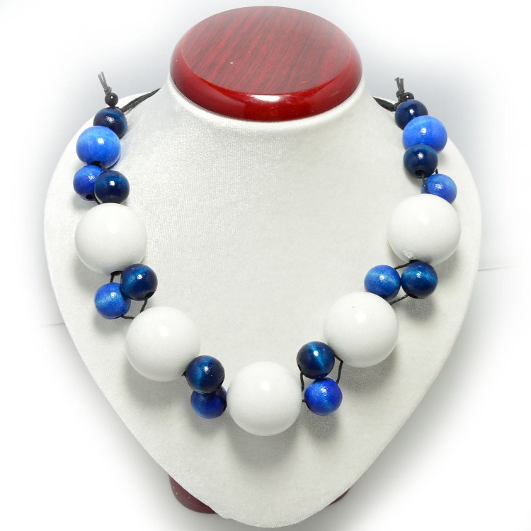 bialy-niebieski-korale-drewniane