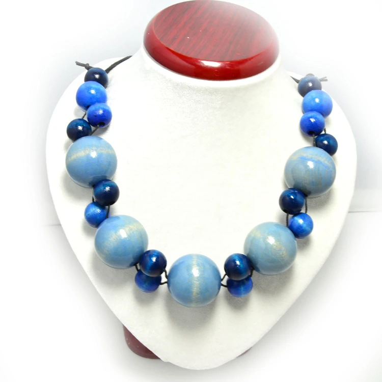 niebieskie-korale-drewniane