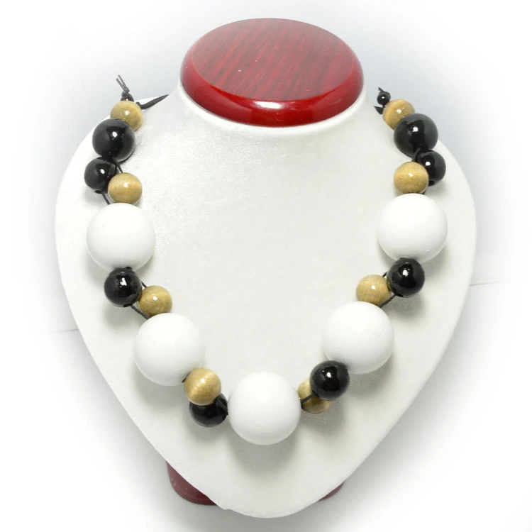 bialy-szary-czarny-korale-drewniane