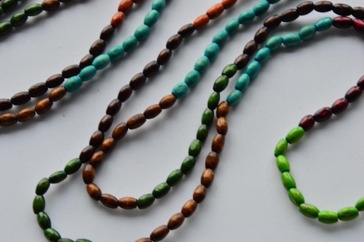 zielono-brazowo-niebieski-dlugi-naszyjnik-z-koralikow-drewnianych2