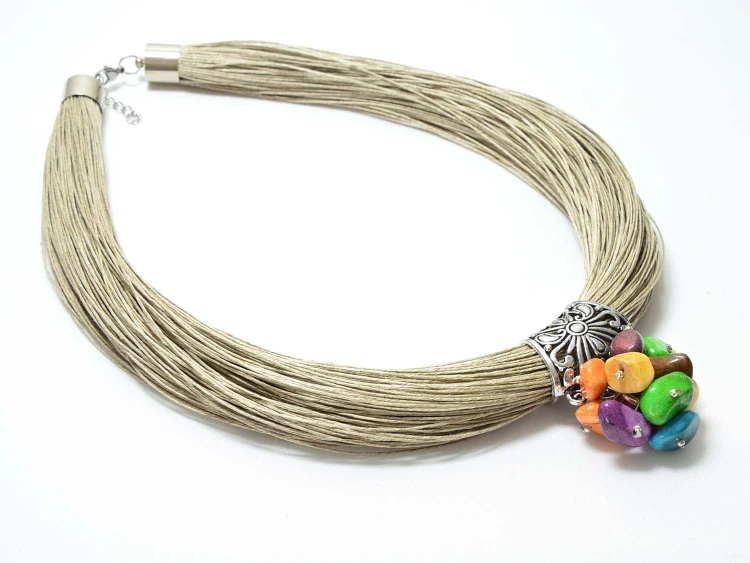 naszyjnik-lniany-z-kolorowa-zawieszka-z-kamieniami