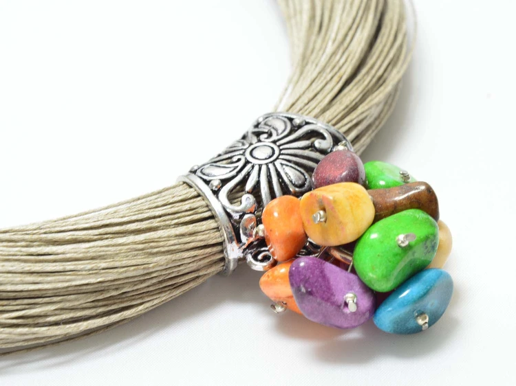 naszyjnik-lniany-z-kolorowa-zawieszka-z-kamieniami