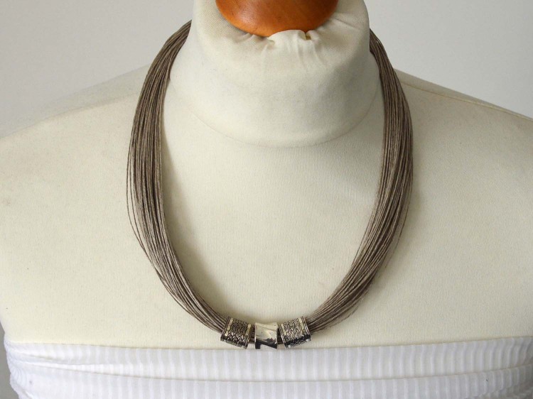 lniany-naszyjnik-z-metalowa-ozdoba3