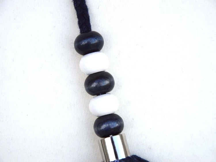 sznurkowy-masywny-naszyjnik-z-koralikami