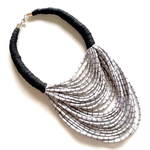 szary-naszyjnik-ze-sznurka