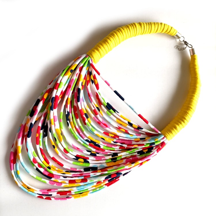 kolorowy-naszyjnik-ze-sznurka