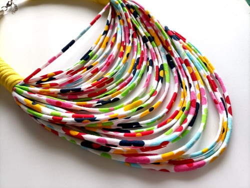 sznurkowy-naszyjnik-w-kolorach-teczy