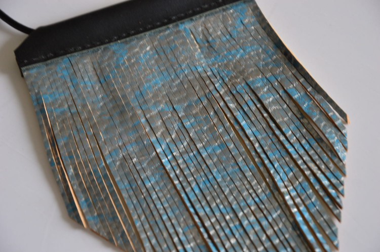 srerbno-niebieska-zawieszka-na-rzemyku