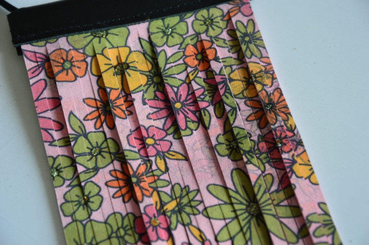 rozowy-naszyjnik-z-zawieszka