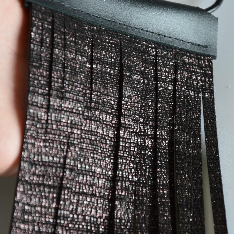 brokatowa-zawieszka-na-rzemyku