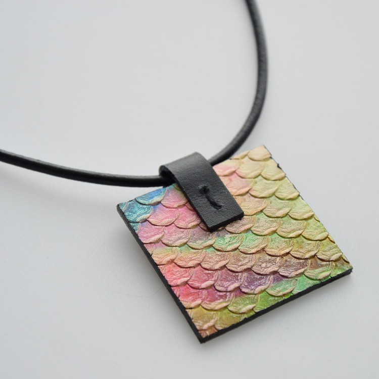 zawieszka-pastelowe-luski